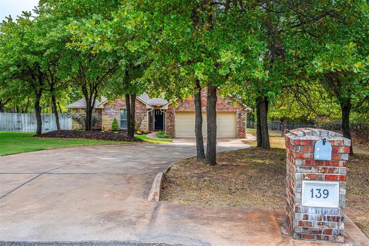 Property Photo:  139 Tulip Trail  OK 73025 