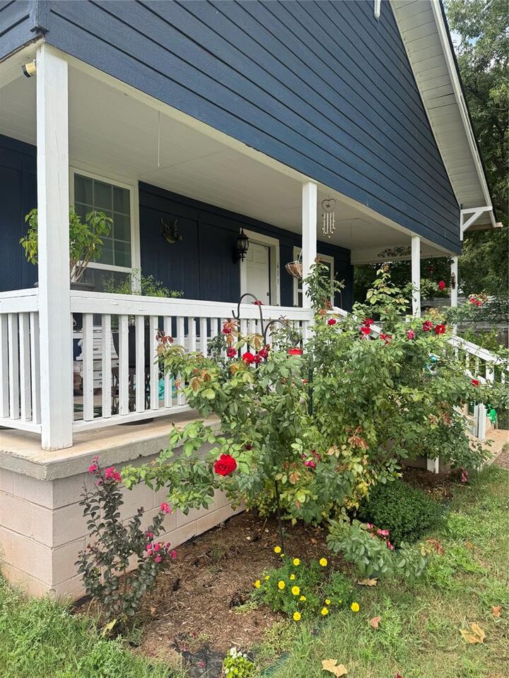 Property Photo:  611 SW 6th Street  OK 73052 