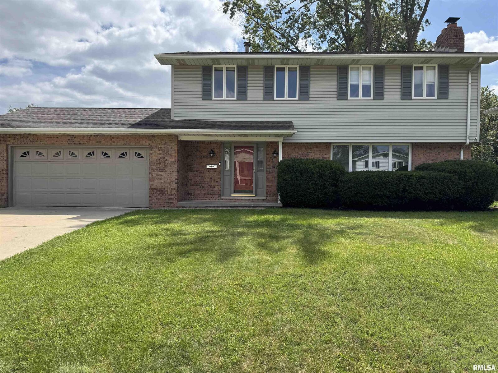 Property Photo: 1420 W Tomar Court IL 61614