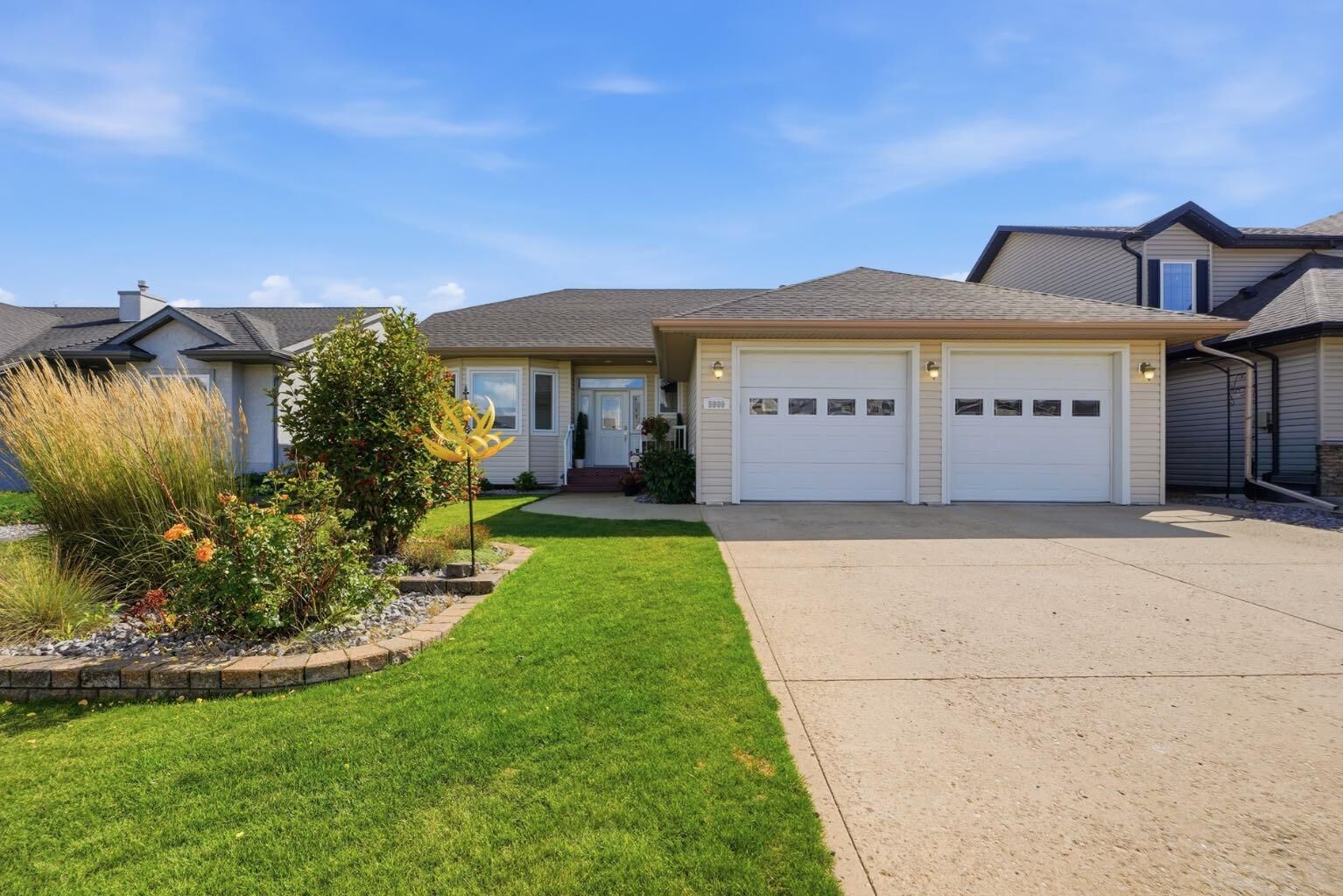 Property Photo: 5909 62 Avenue AB T4L 1J5