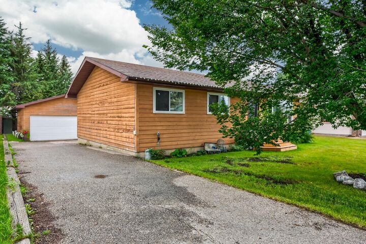 Property Photo: 121 Edey Close AB T0M 0R0