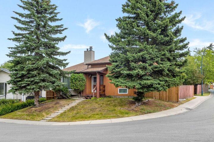 147 Whitlock Close NE — photo 1