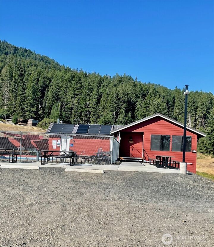 Property Photo:  1290  Rodeo Road  WA 98922 