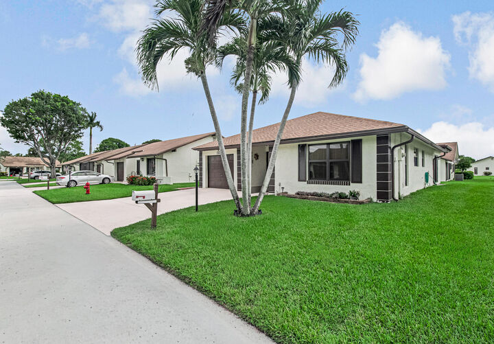 Property Photo:  6210 Olivewood Circle  FL 33463 