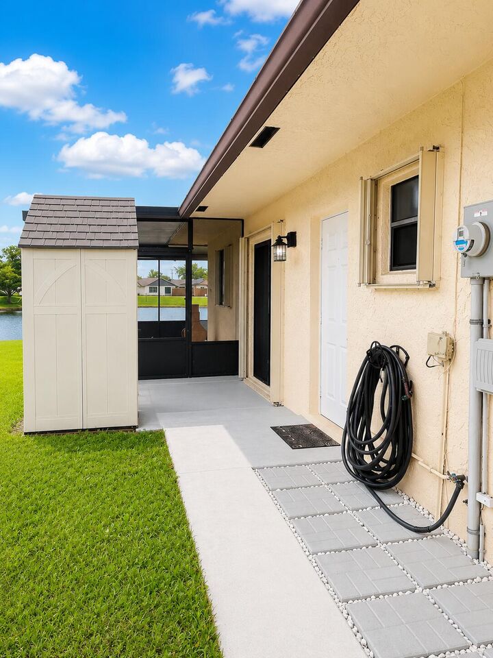 Property Photo:  5318 Garden Hills Circle  FL 33415 