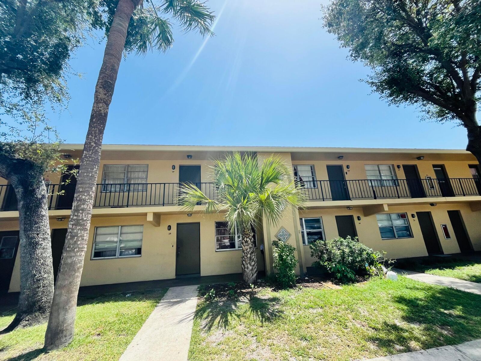 Property Photo:  635 SW 20th Court N 9B  FL 33445 