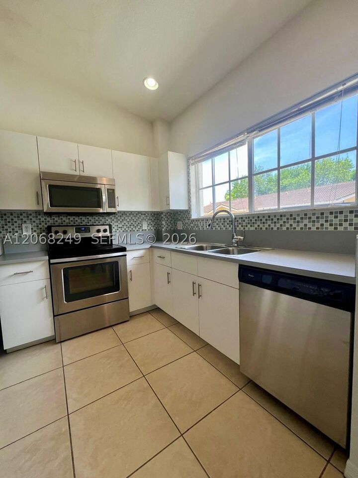 Property Photo: 3824 SW 48th Ave 3824 FL 33023