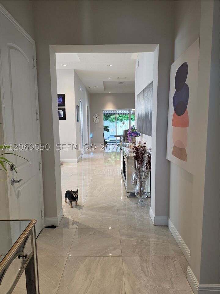 Property Photo:  