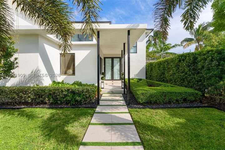 Property Photo:  795 Lakeview Dr  FL 33140 