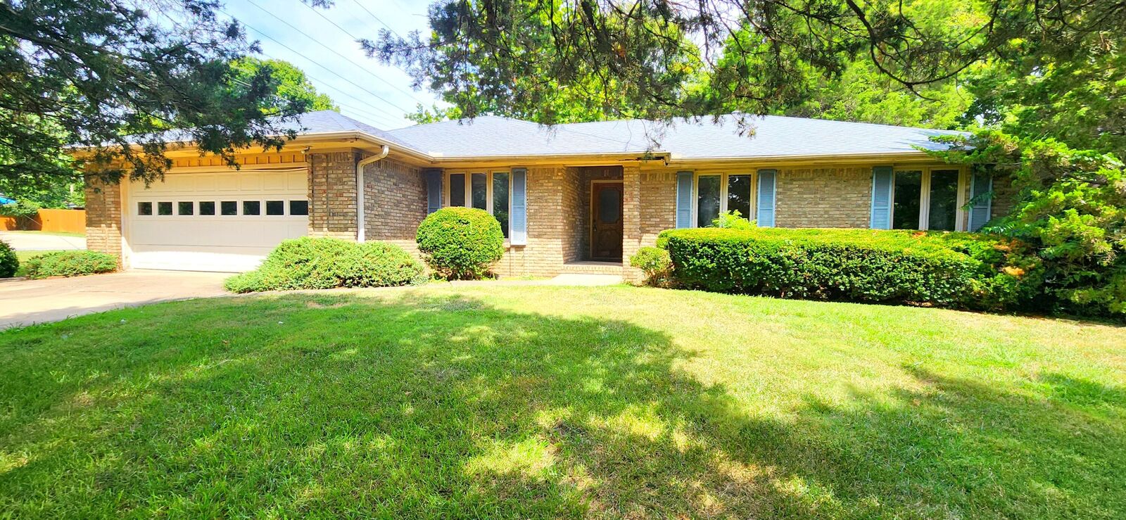 Property Photo:  1811 E Holiday Street  MO 65804 