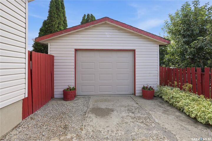 Property Photo: 1229 Willow Avenue SK S6H 1H1