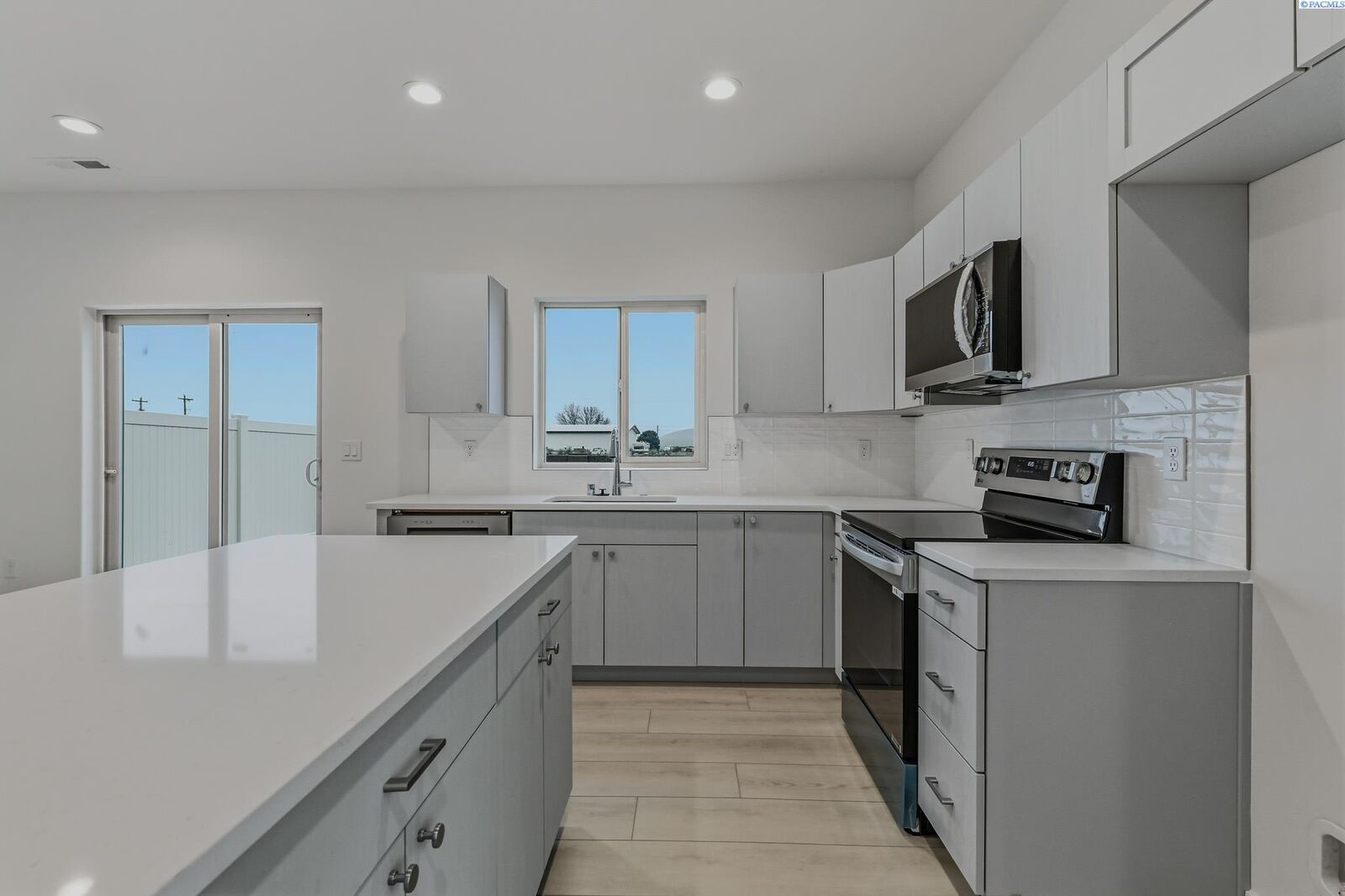 Property Photo:  7536 Grapevine Ct  WA 99353 