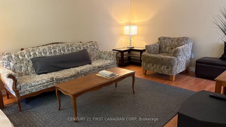 Property Photo:  460 Castlegrove Boulevard Room 1  ON N6G 1K8 