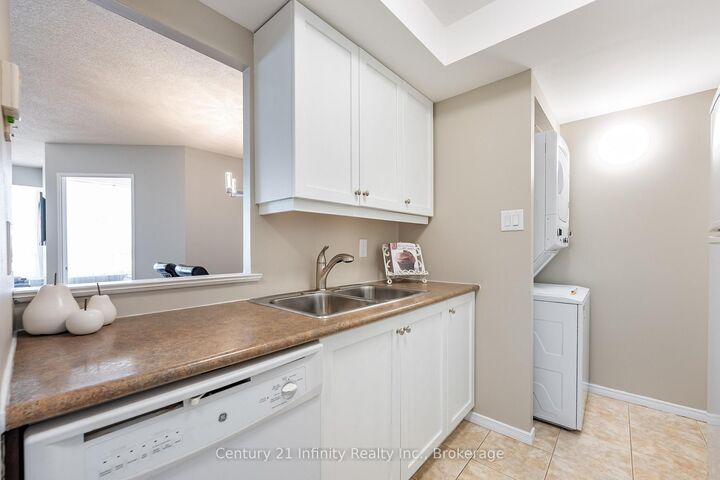 Property Photo:  5 Greystone Walk Drive 1206  ON M1K 5J5 
