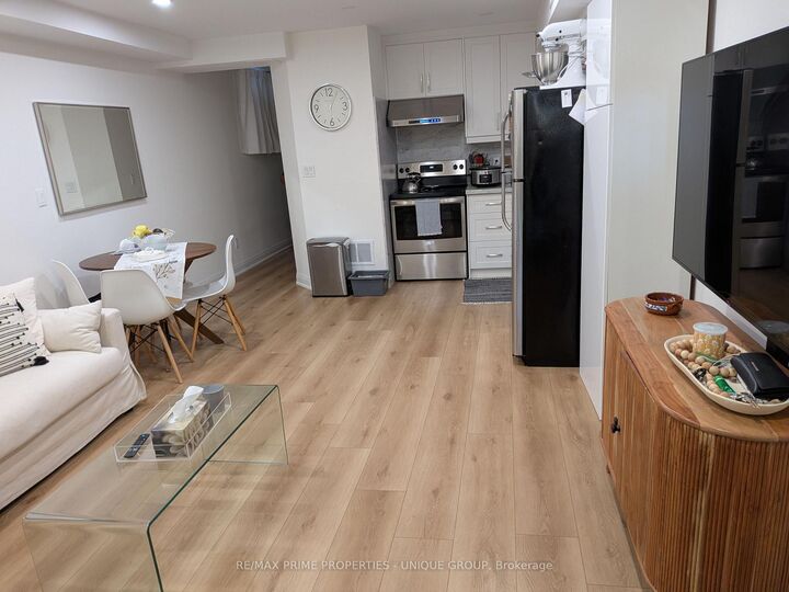 Photo de la propriété:  45 Astoria Avenue 3  ON M6N 2V6 