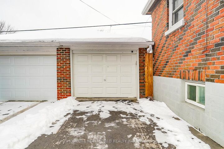 Property Photo: 137 Banting Avenue ON L1H 2M5