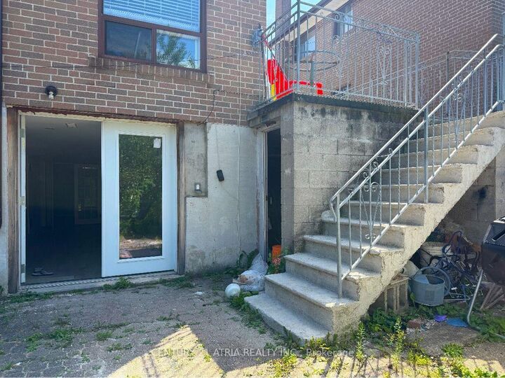 Photo de la propriété: 65 Newlin Crescent Rear Ground Flr ON M3L 1X5