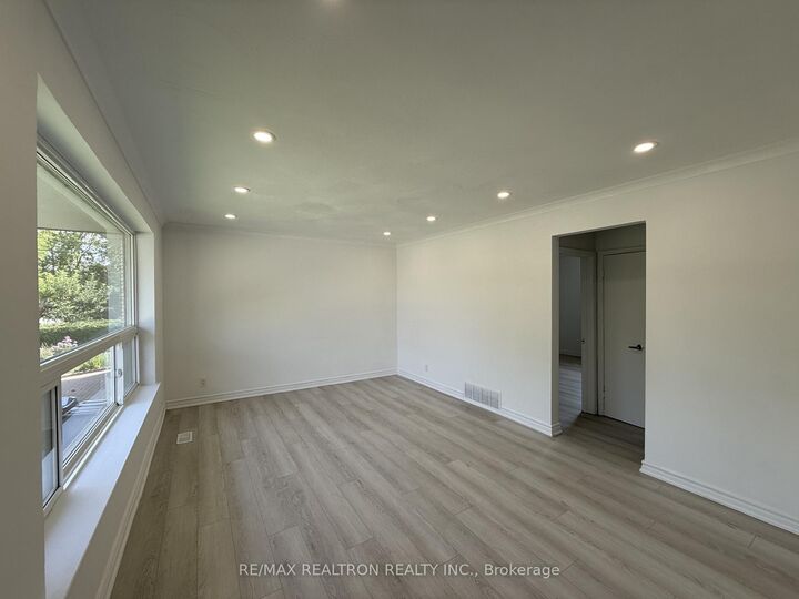 Property Photo:  217 Moore Park Avenue Main  ON M2M 1N5 