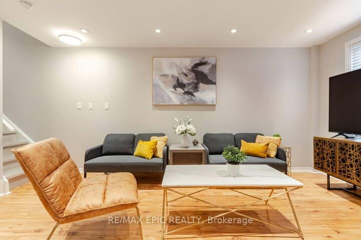Property Photo: 75 Weldrick Road E 732 ON L4C 0H9