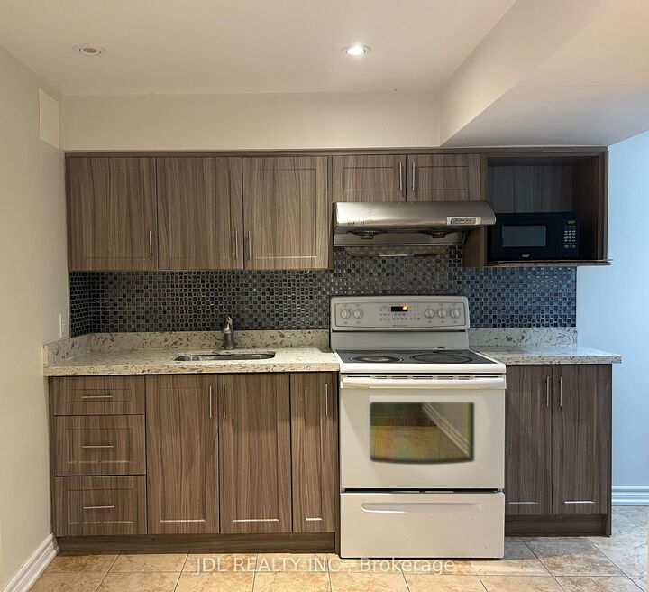Property Photo:  36 Bendamere Cre Crescent Two-Bedroom Bsmt  ON L3P 6Y1 