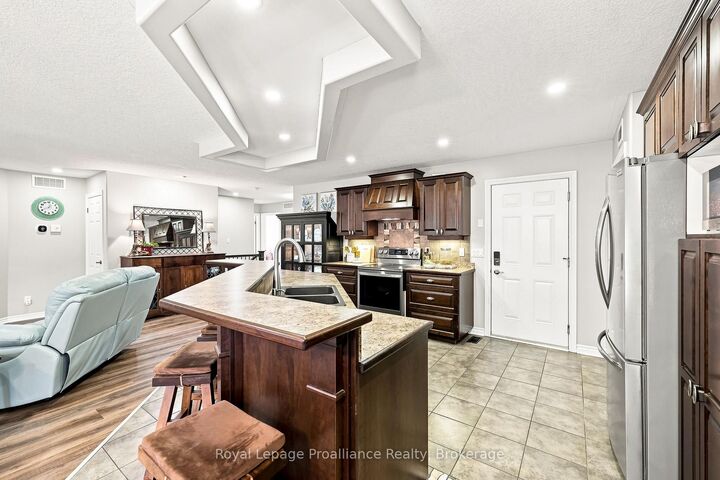 Property Photo: 39 Lakewood Crescent ON K8V 5P4