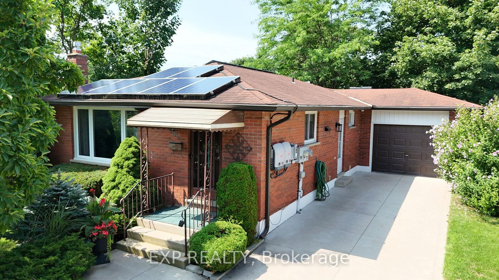 Property Photo: 82 Lacey Crescent ON N6E 2E7