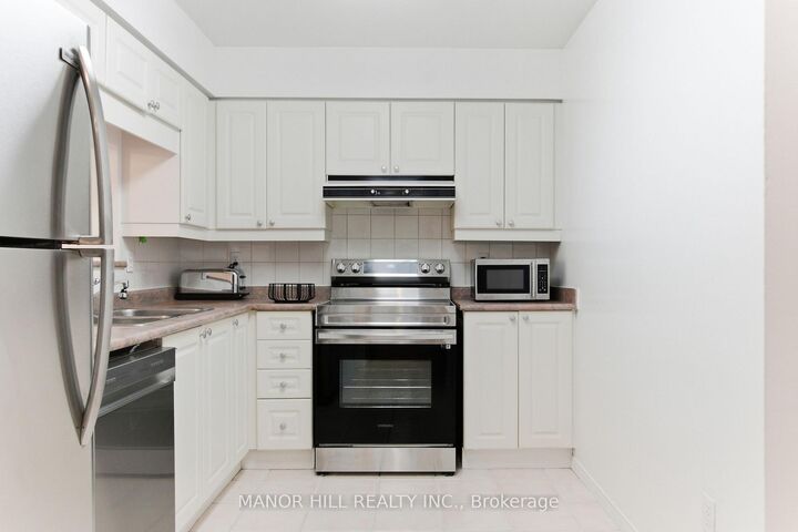 Property Photo: 11 Townsgate Drive 814 ON L4J 8G4