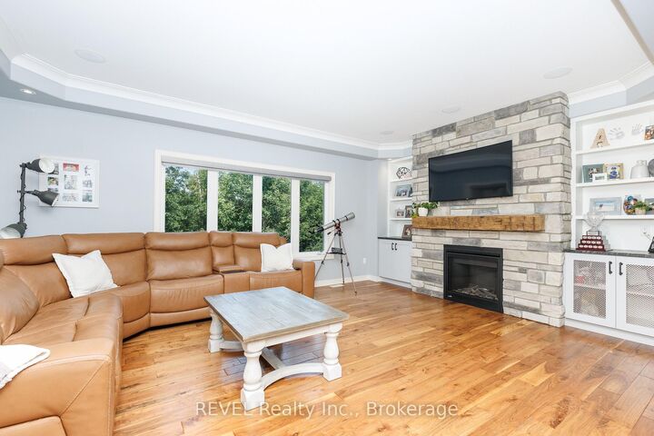 Property Photo: 374 Hillsdale Road ON L3C 7M2