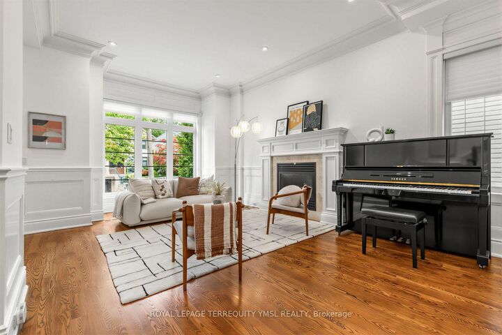Property Photo: 399 Fairlawn Avenue ON M5M 1T7