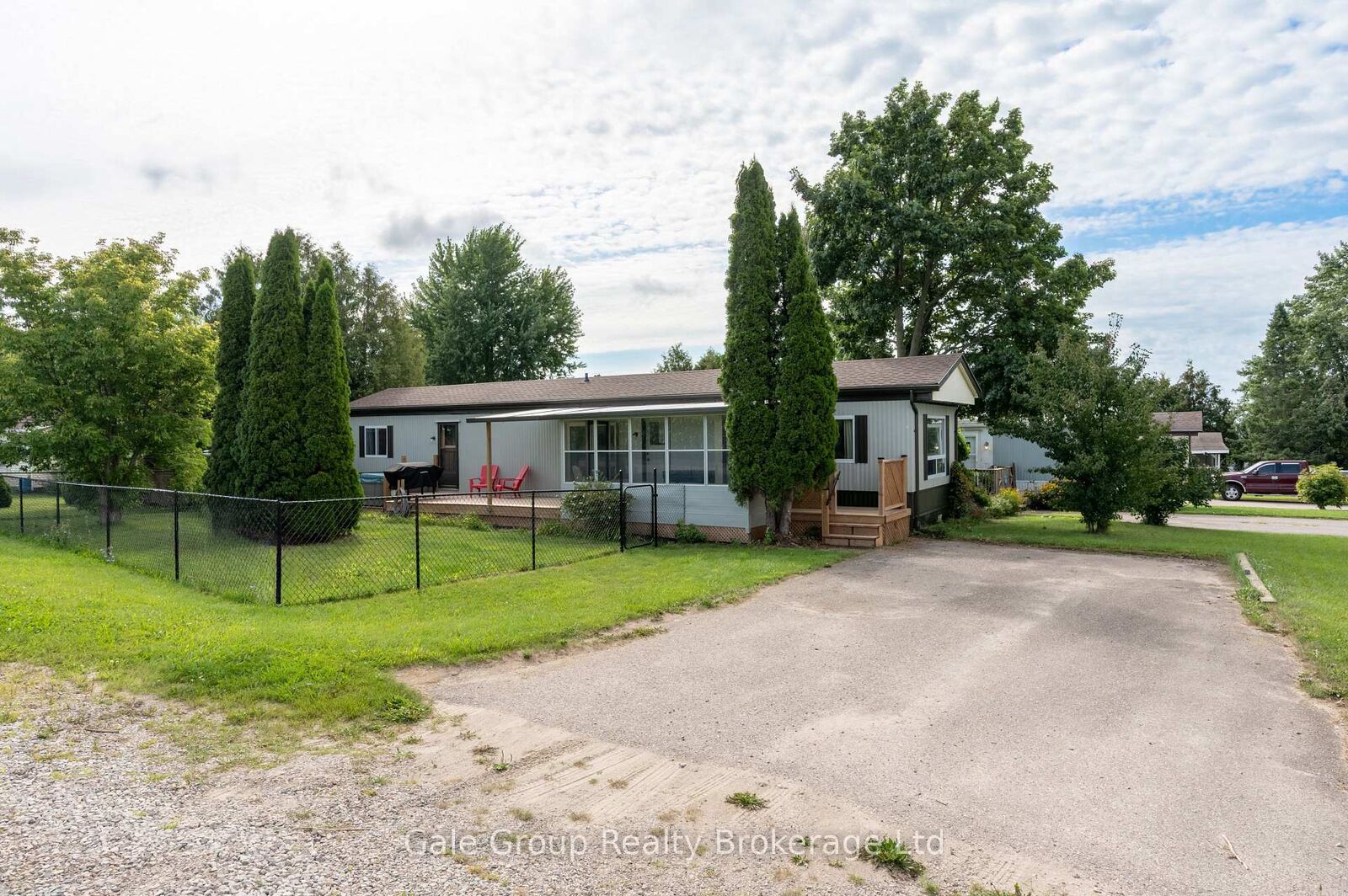 Property Photo: 32 Pineview Ave Avenue ON N0L 2J0