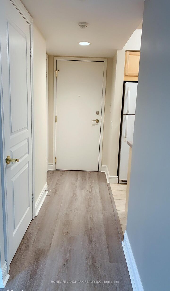 Property Photo: 15 Northtown Way 822 ON M2N 7A2