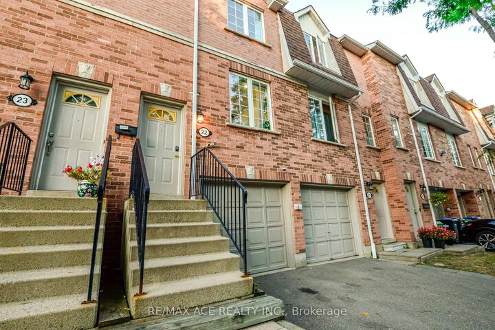 Property Photo: 1525 South Parade Court 22 ON L5M 6E9