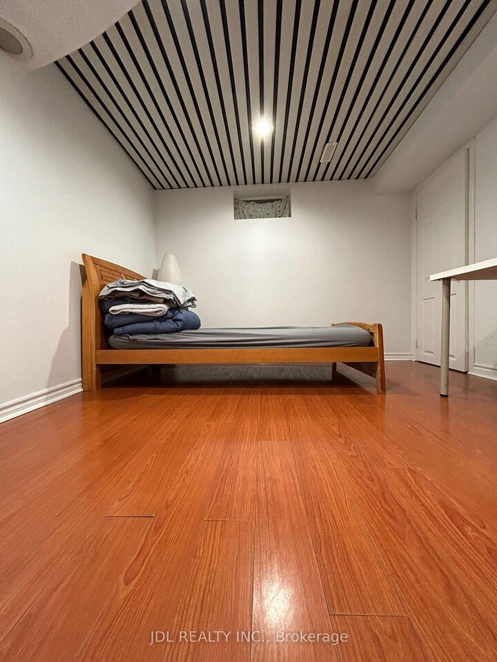 Photo de la propriété:  44 Glencoyne Cres Crescent Two-Bedroom Bsmt  ON M1W 2Z2 