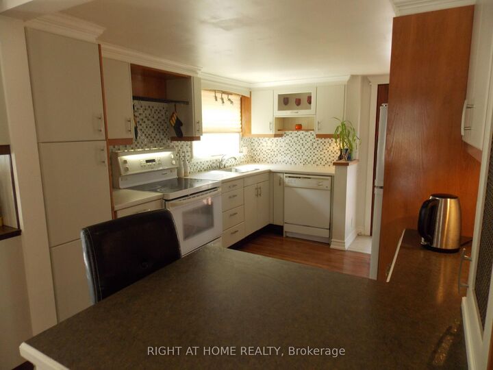 Property Photo: 10 Rosehill Drive ON L4A 7X3