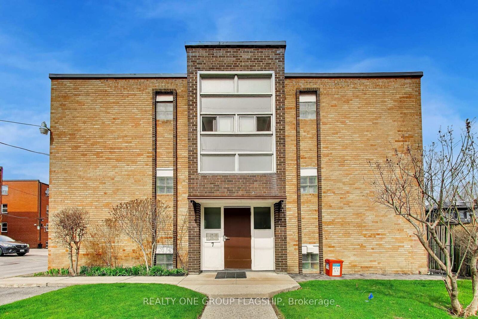 Property Photo: 7 Elmwood Avenue S 9 ON L5G 3J6