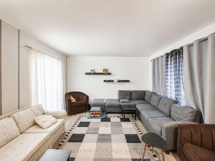 22 Rosamond Crescent — photo 1