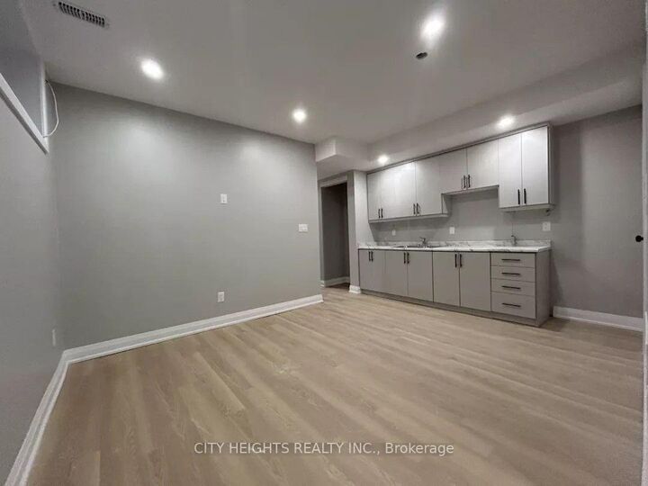 Property Photo:  10 Robins Avenue 2  ON L8H 4M7 