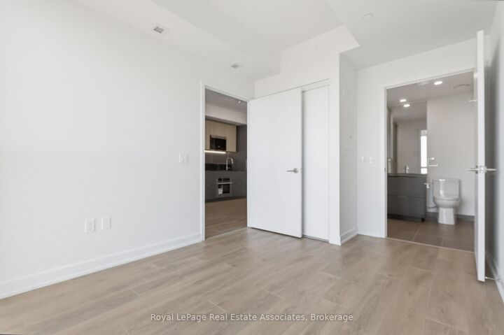 Property Photo:  1 Fairview Road E  ON L5B 0B4 