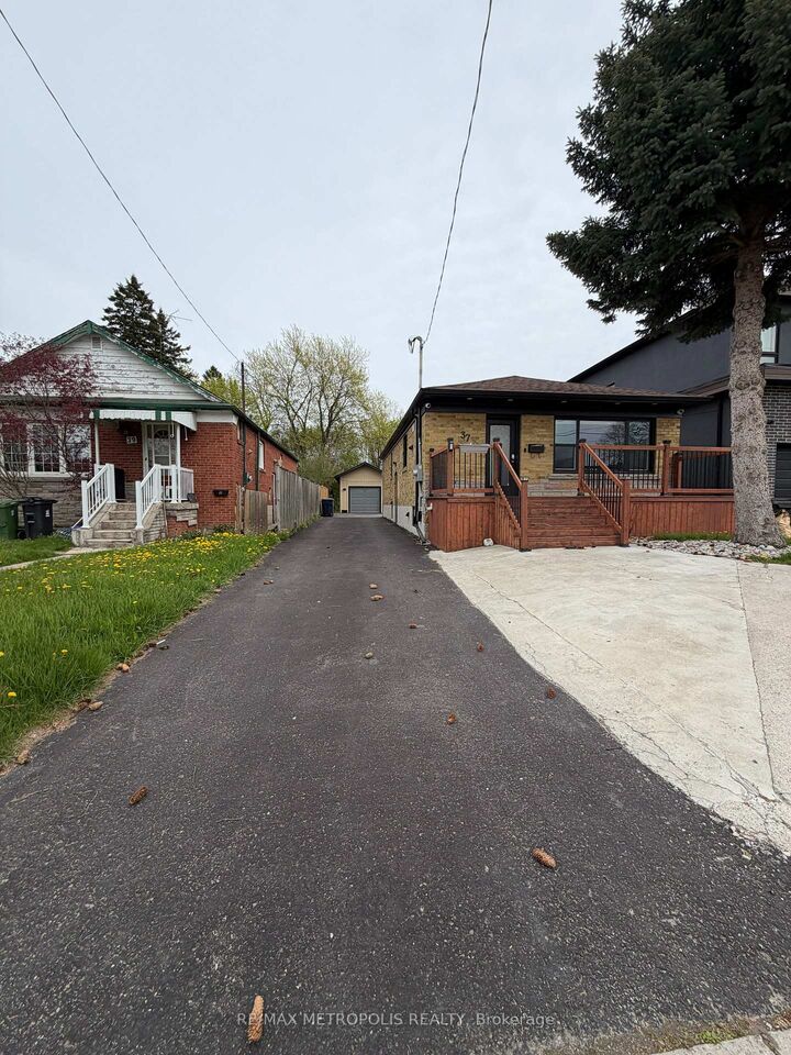 Property Photo: 37 Lynvalley Crescent ON M1R 2V1