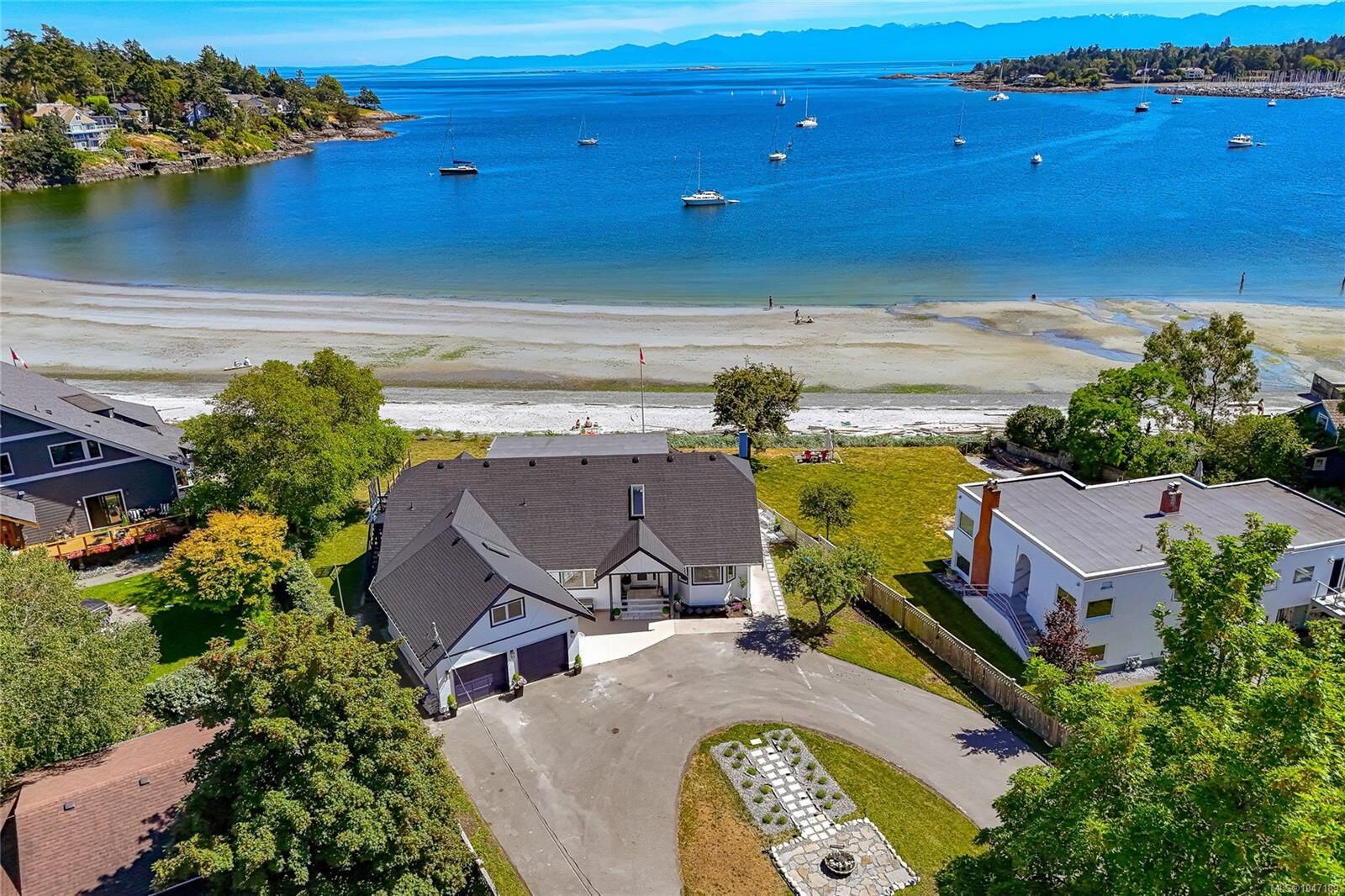 Property Photo: 3905B Cadboro Bay Rd BC V8N 4G3