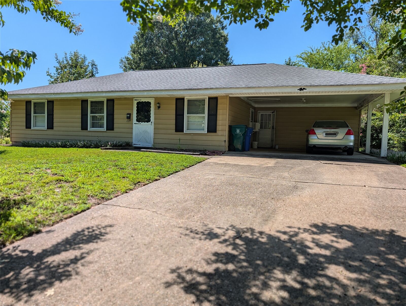 Property Photo: 493 Pamela Drive VA 23601