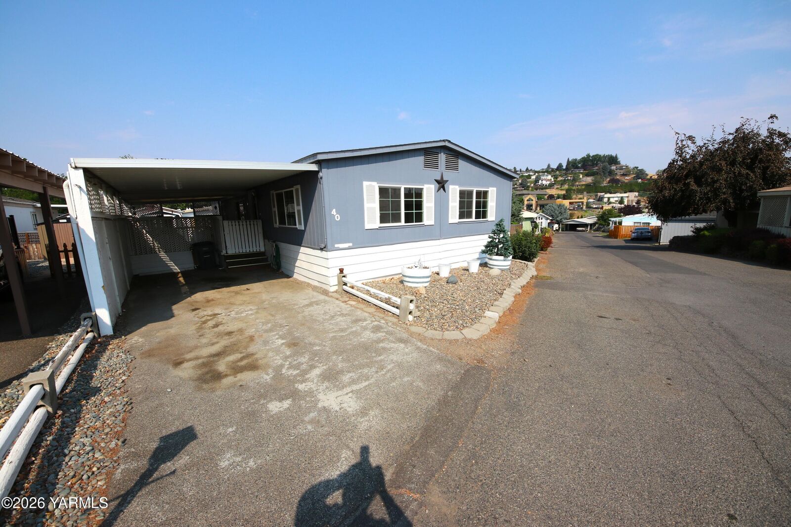 Property Photo: 802 N 40th Ave WA 98908