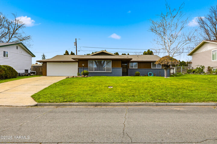 Property Photo: 408 S 65th Ave WA 98902