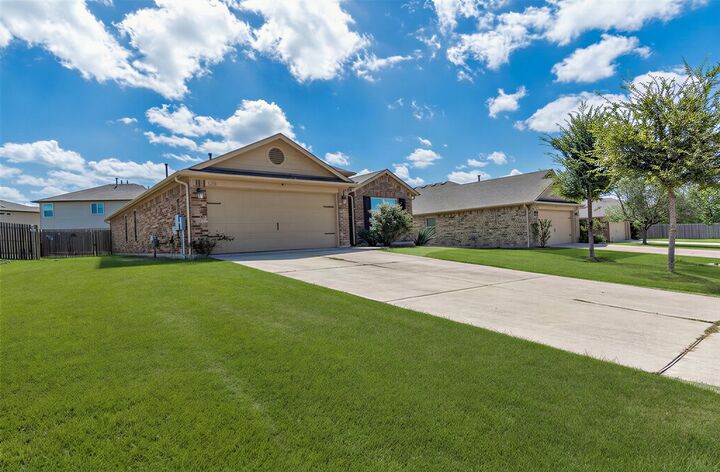 Property Photo: 176 Dusky Thrush Drive TX 78640