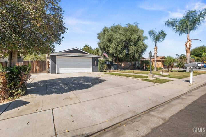 Property Photo: 6904 Cedarcrest Avenue CA 93308