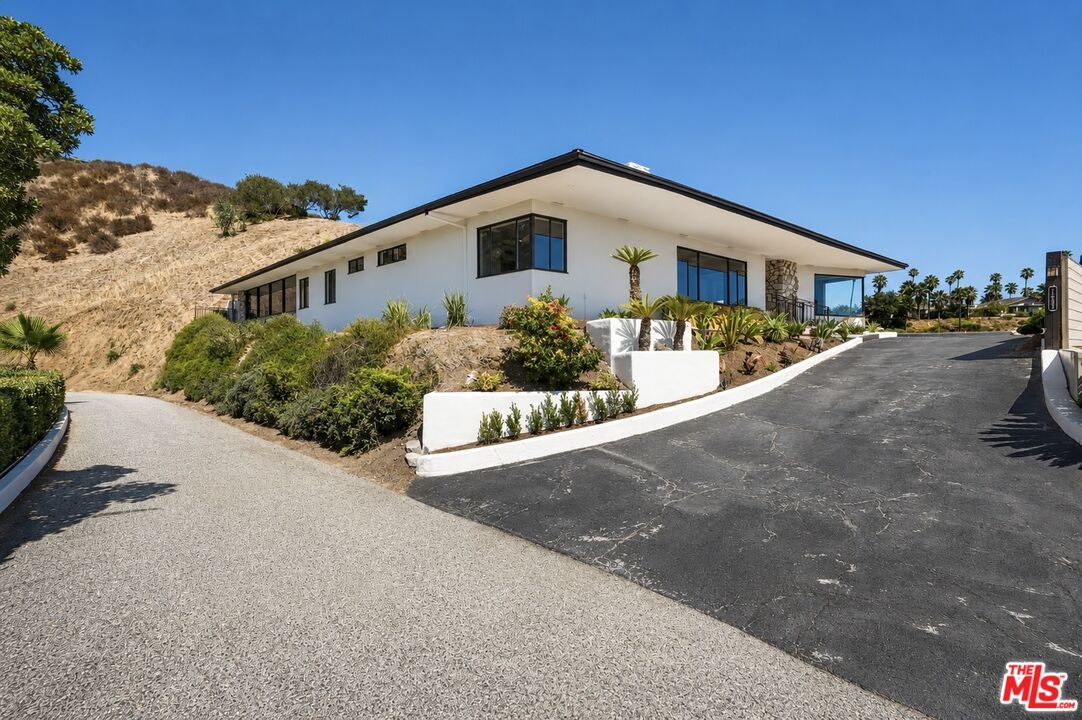 Property Photo:  1682 Larco Way  CA 91202 