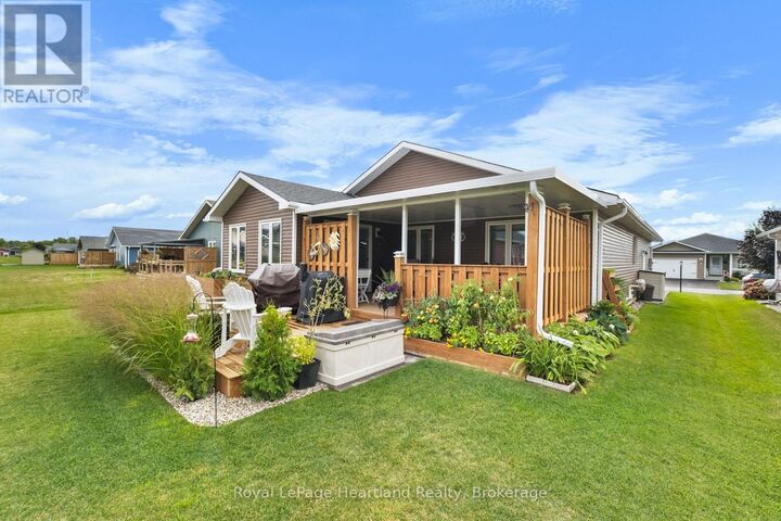 Property Photo:  8 Windward Way North  ON N7A 0B2 