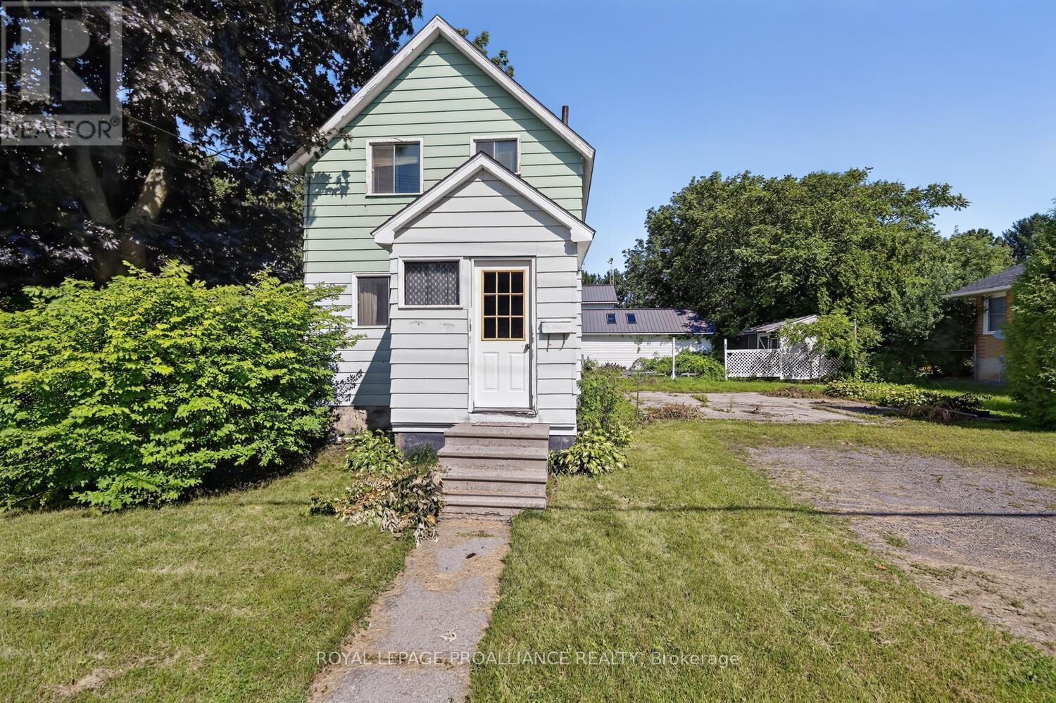 Property Photo:  300 Park Street East  ON K0E 1T0 