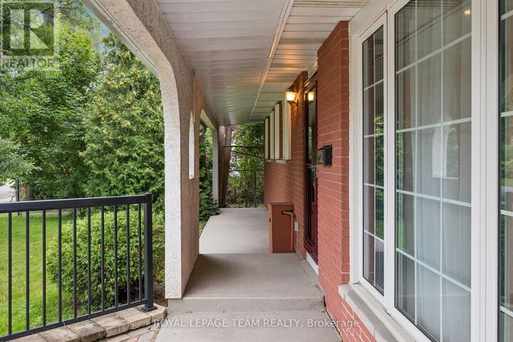 Property Photo:  22 Redpine Drive  ON K2E 6S9 