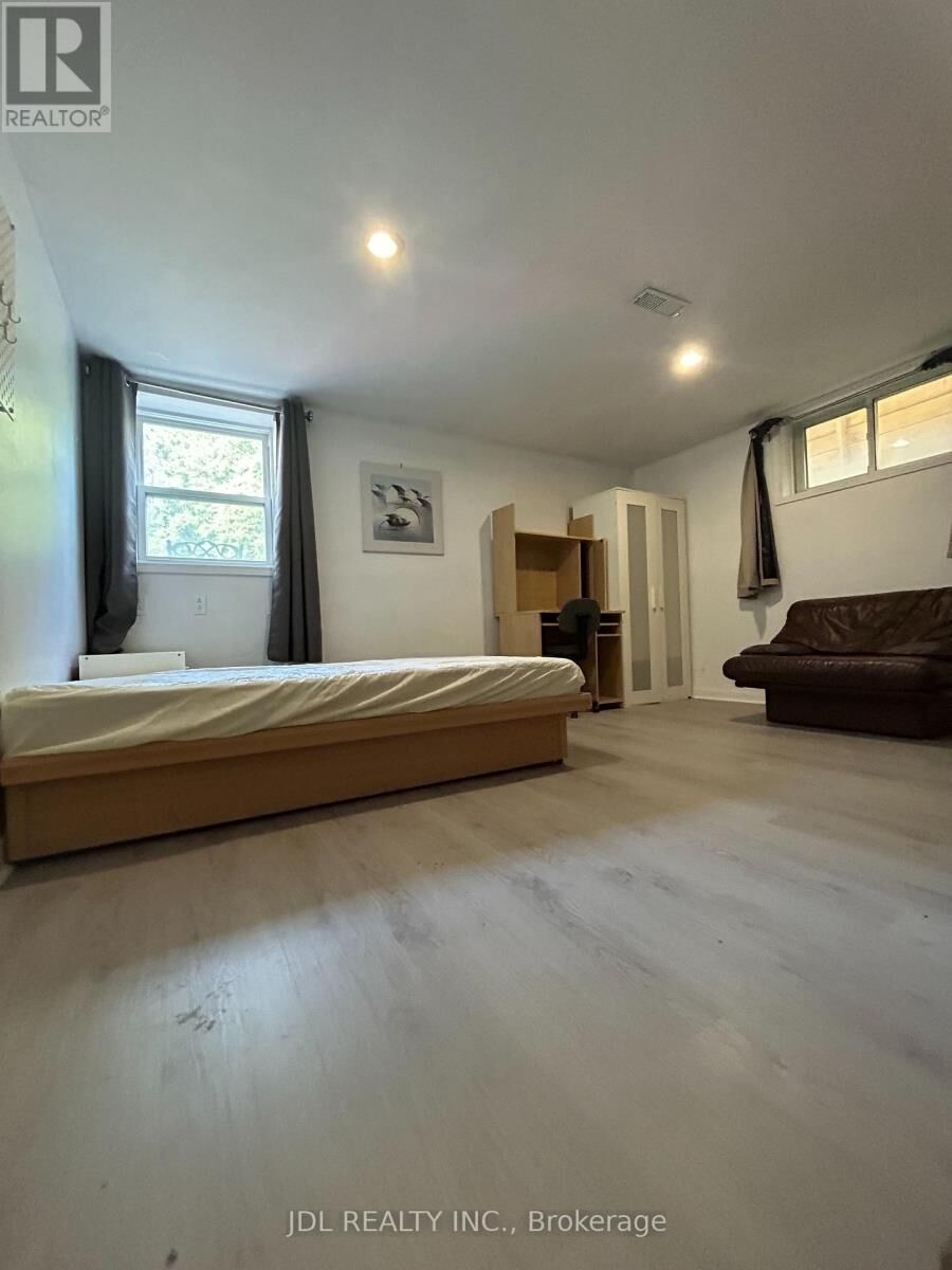 Property Photo: 186 Wilfred Ave. Avenue ON M2N 5C9